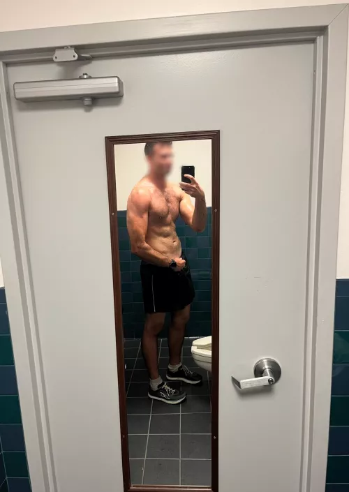 Late night workout after putting the kids to bed. Anyone want to hit the showers with me? (33)