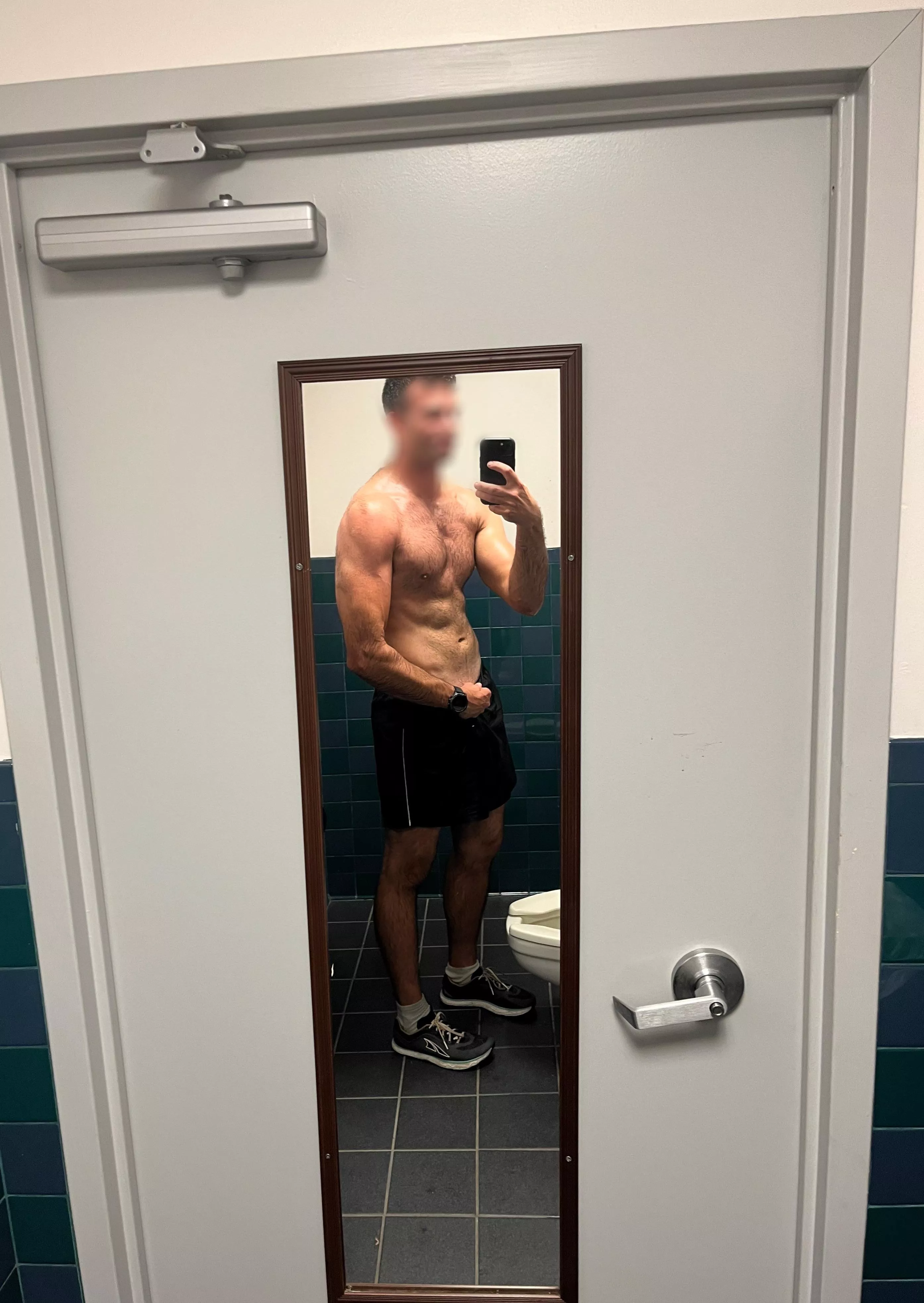 Late night workout after putting the kids to bed. Anyone want to hit the showers with me? (33)