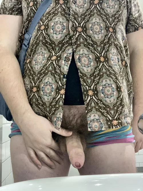 Quick snap at the men’s toilet sinks (M24)