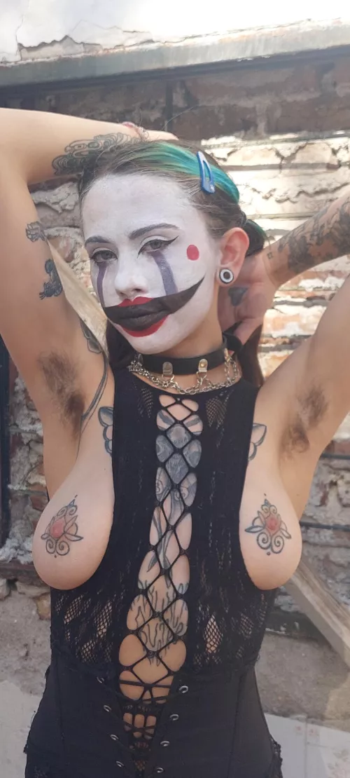 Sexy animatronic babe with hairy armpits <3