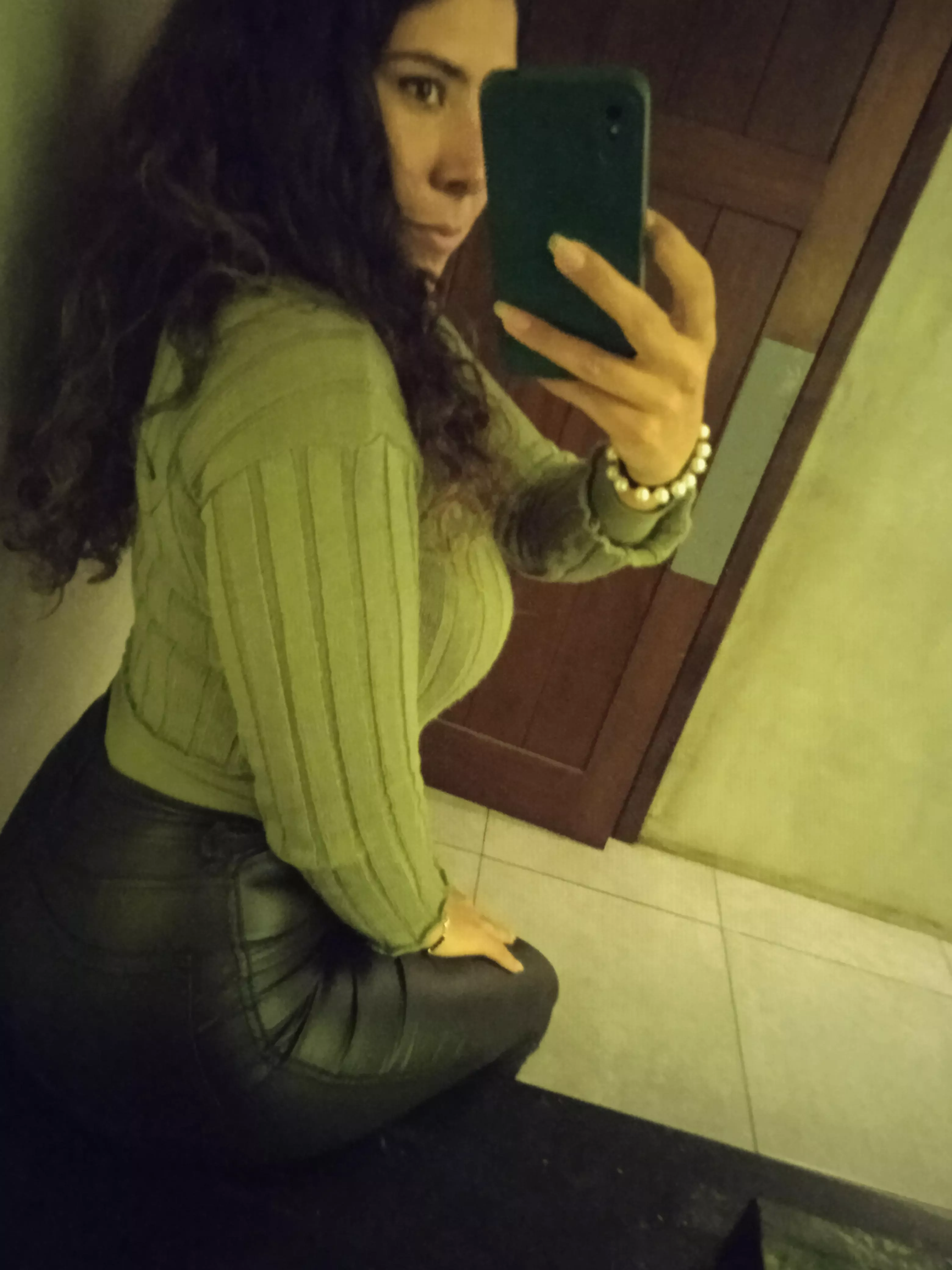 27 *F* Leather pants !