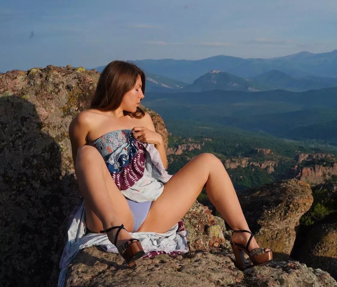 Amazing viewpoint in amazing highheels (F)