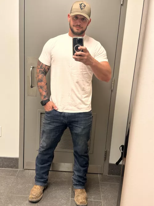 Nothing like a nice fitting white tee