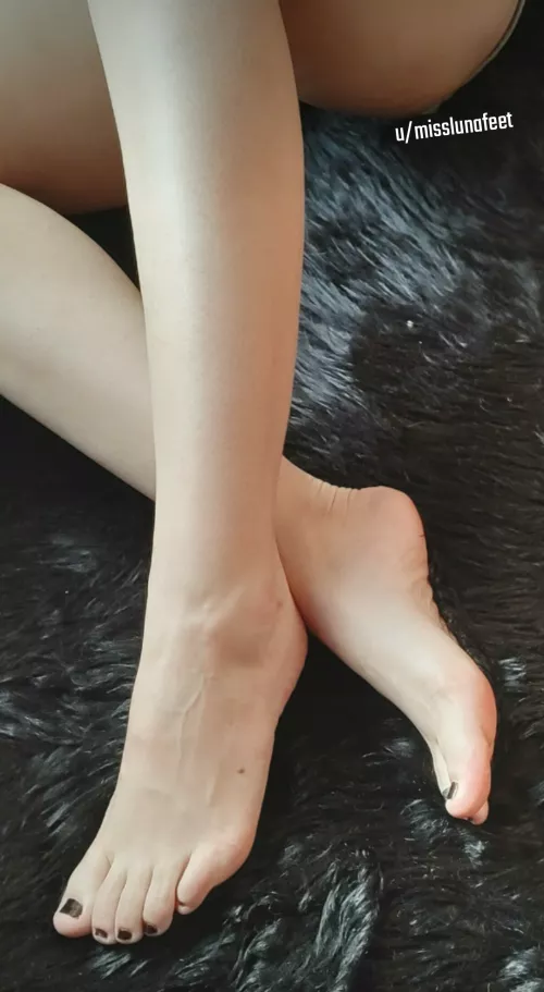 Pale goth feet