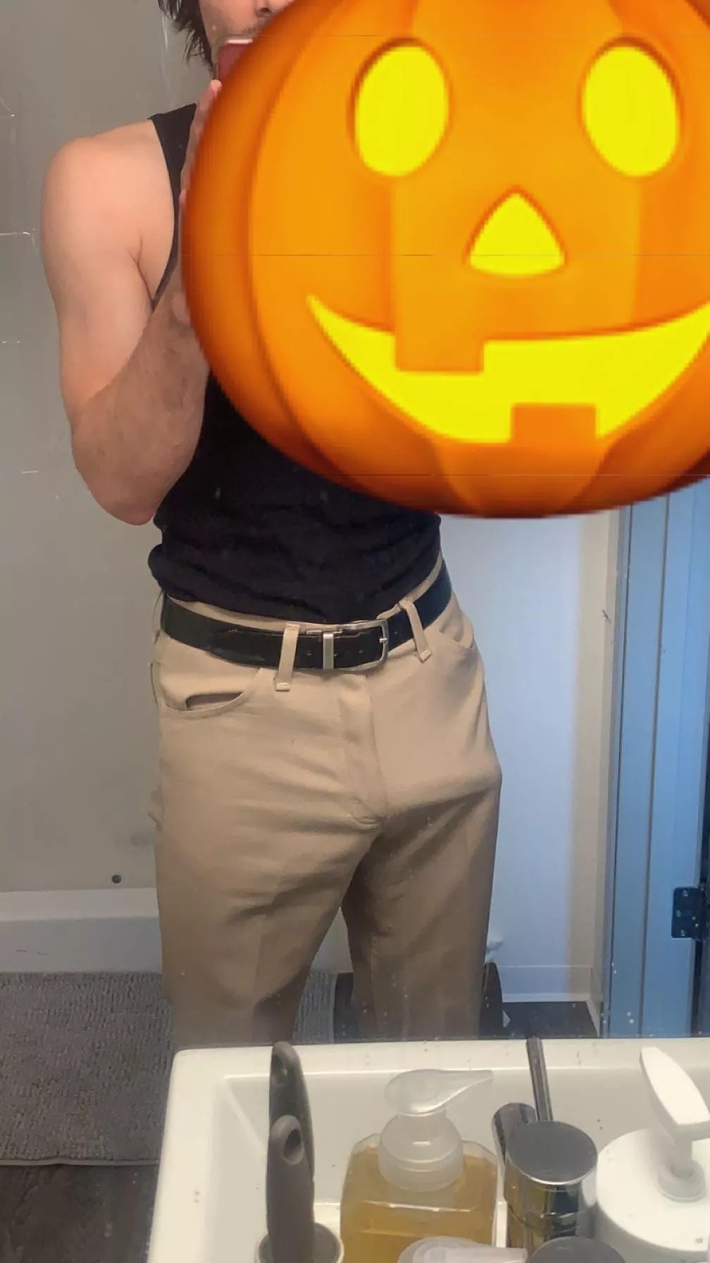 U walk in the bathroom at a party and see this wyd