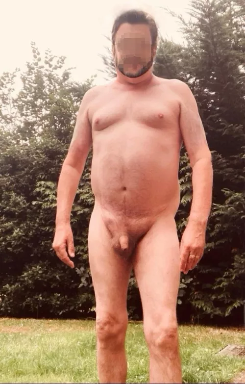 Up and about early taking a morning wander in the garden. Hope next door weren’t watching, it’s a bit chilly today! 😀