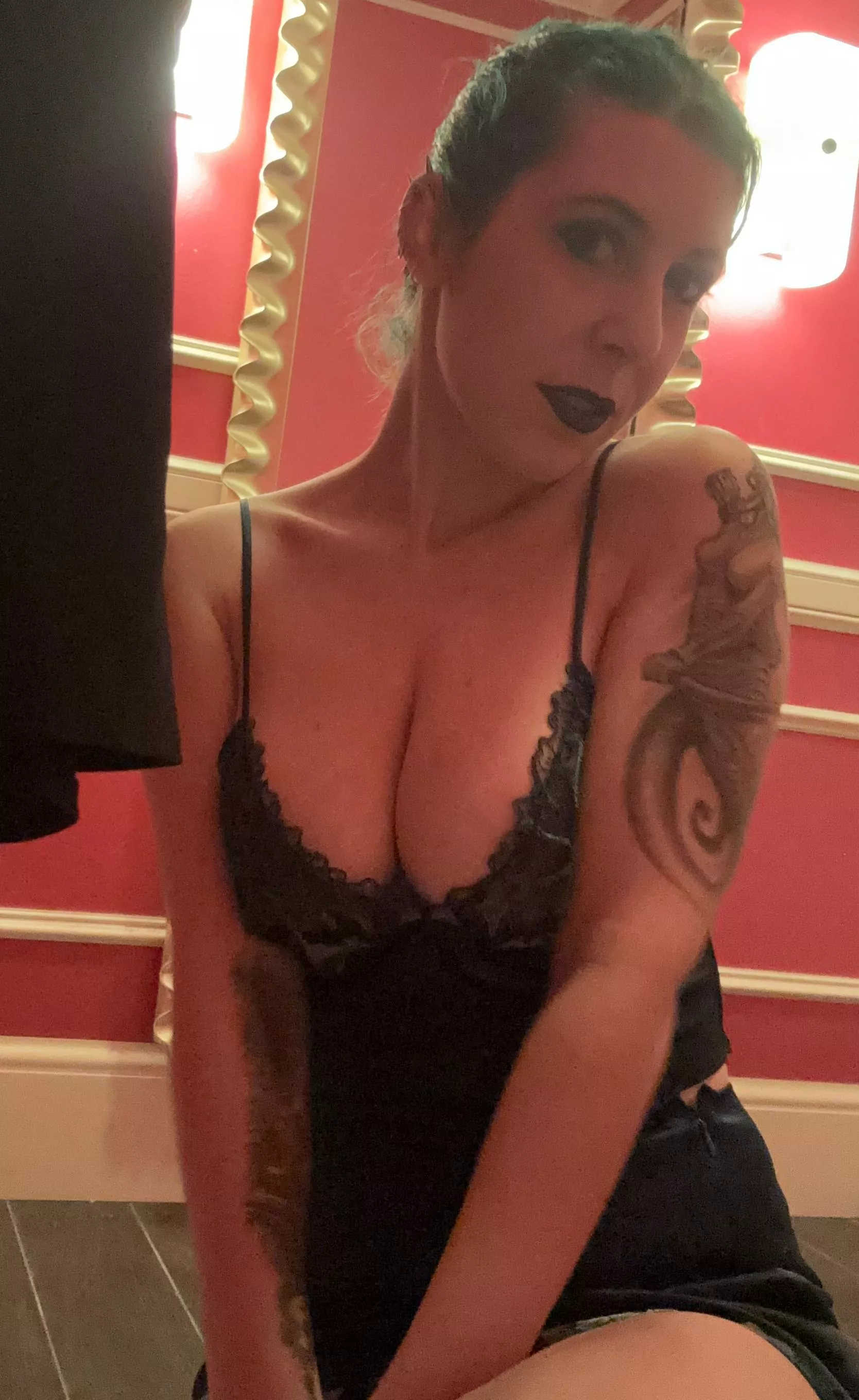 Busty in velvet [image]