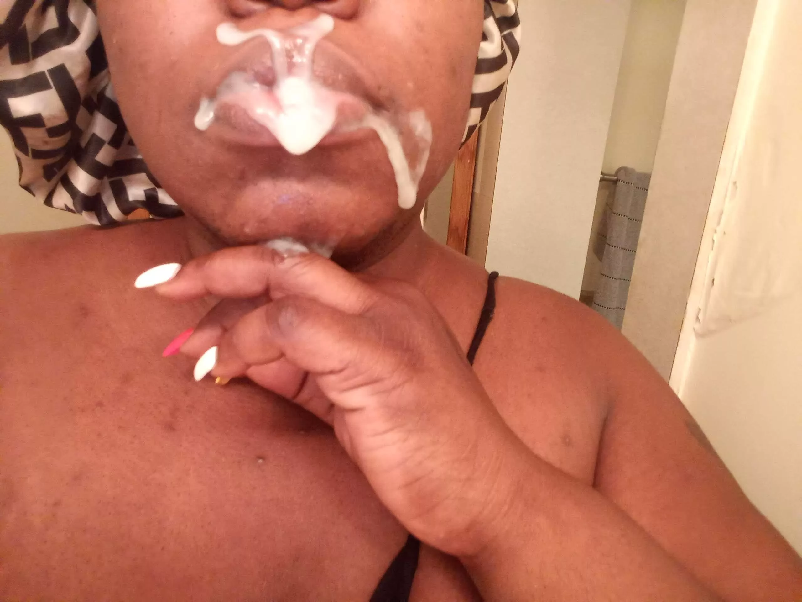 Cum looks sooooooo good on my lips.