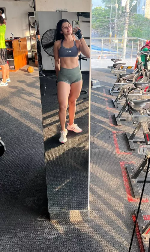 Flexing my muscles and my selfie skills