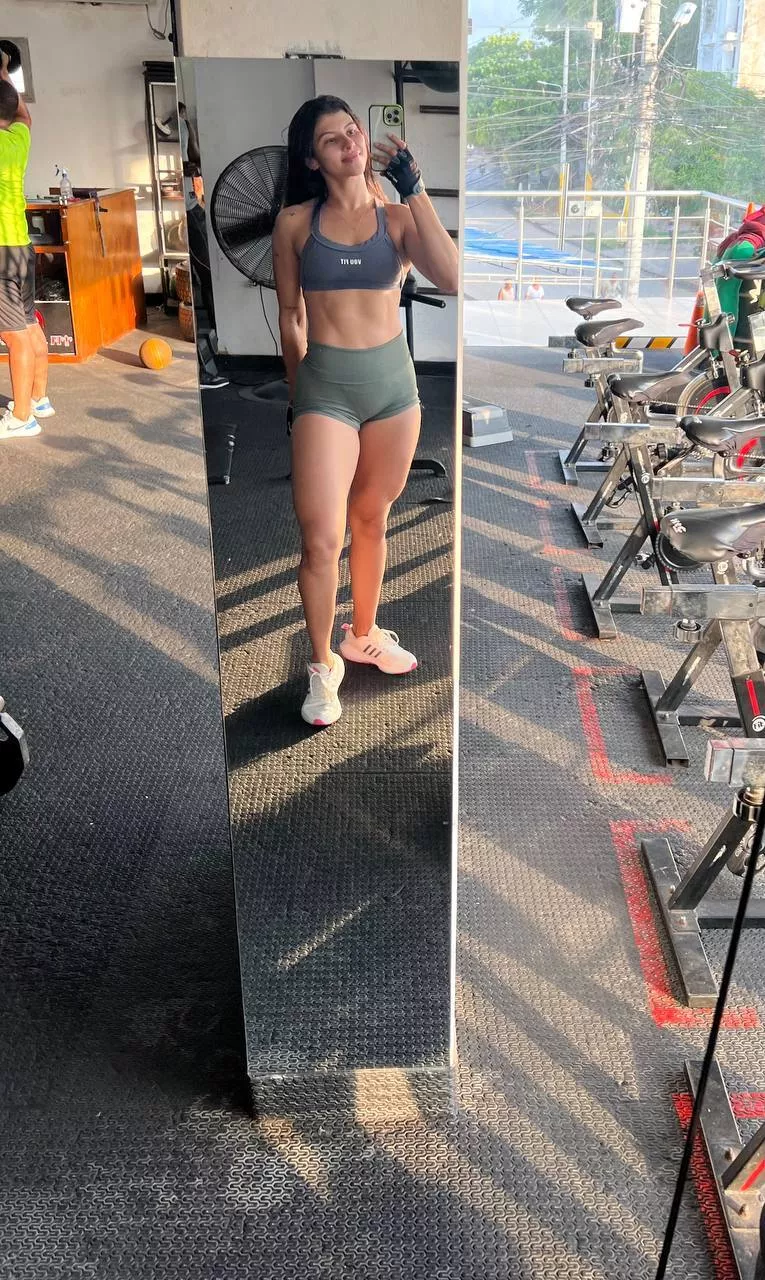 Flexing my muscles and my selfie skills