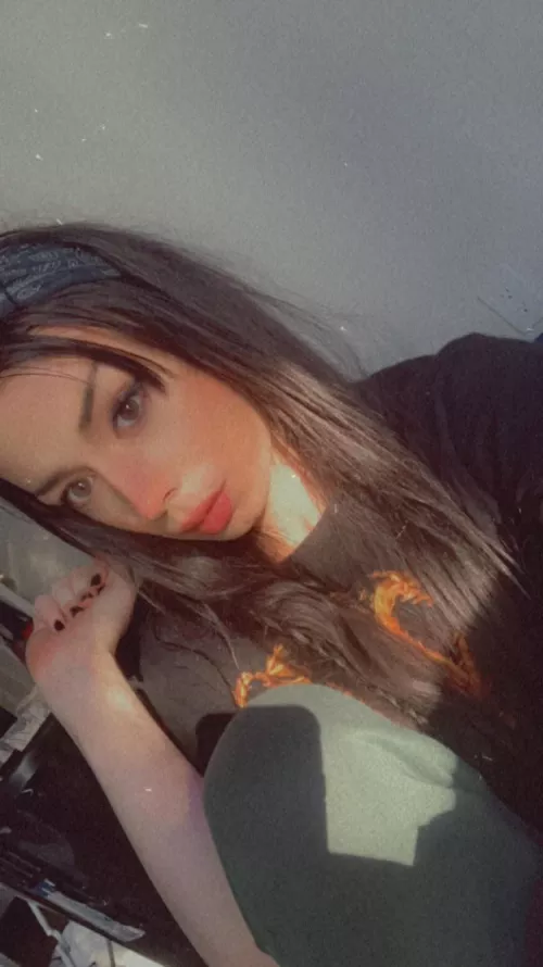 hey 🥺 do u accept nudes from horny tgirls?