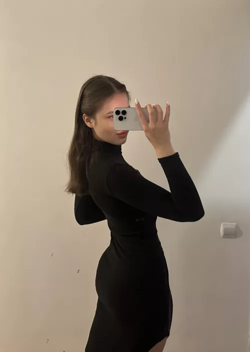 I think I look spectacular in this dress 🙄