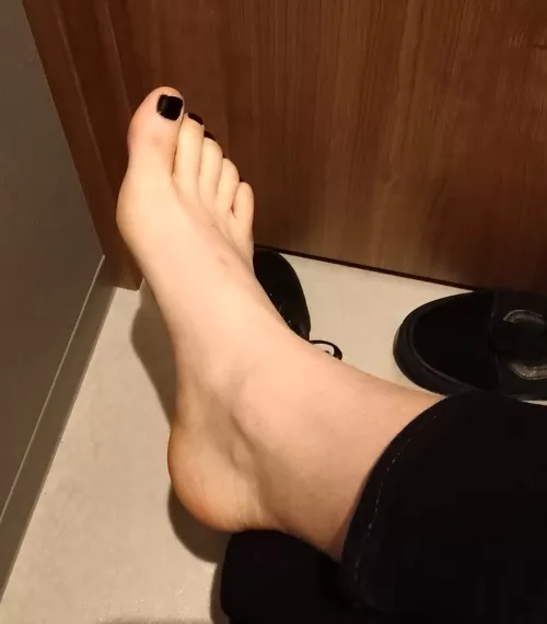 It's fun to sneak off and take feet pics at work 😈