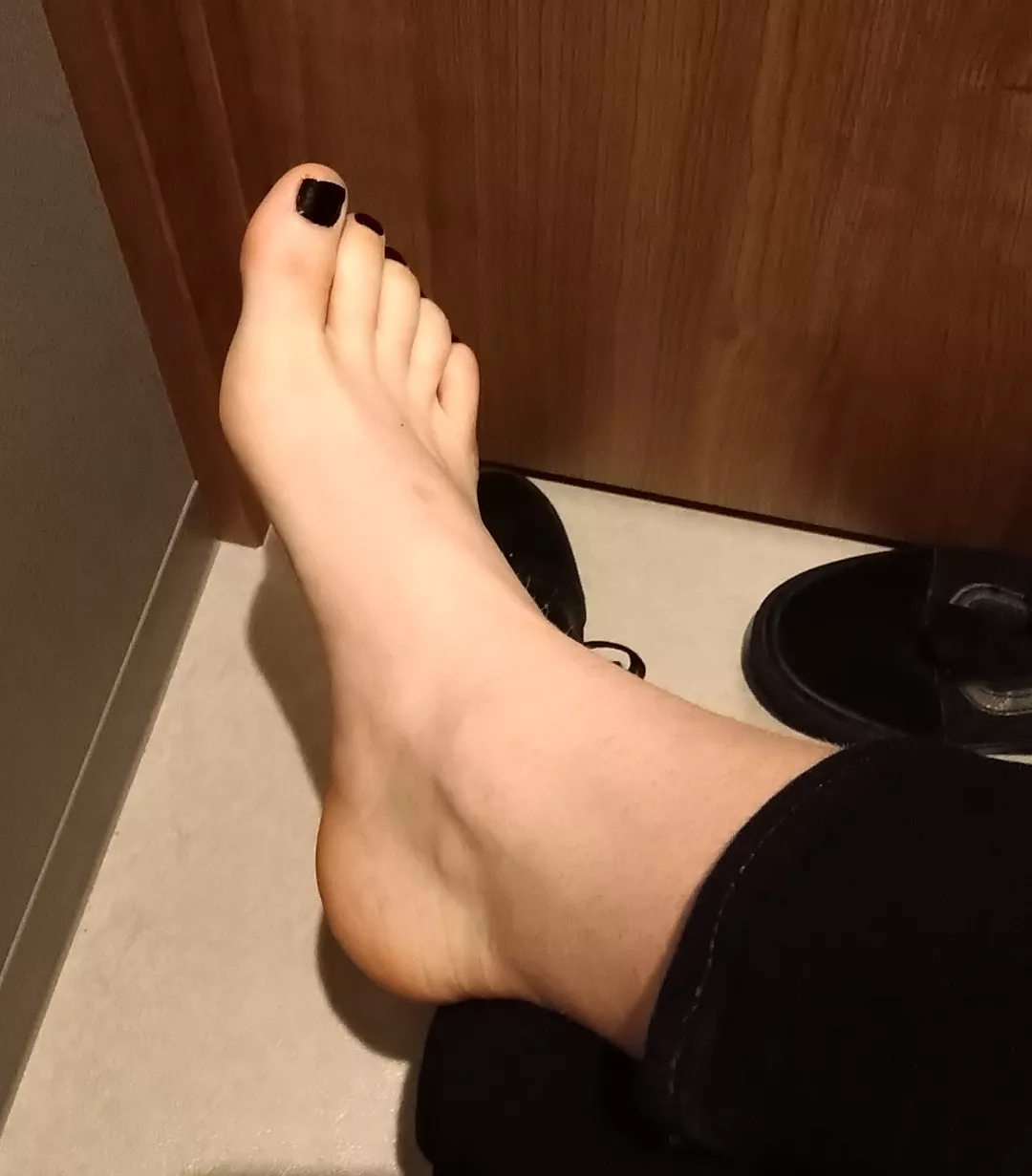 It's fun to sneak off and take feet pics at work 😈