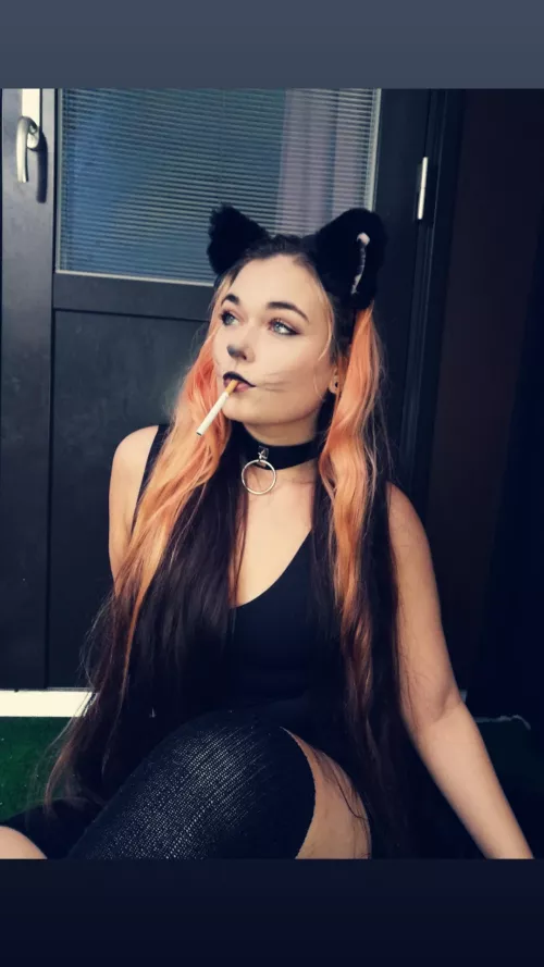 Smoking catwoman❤️🐈