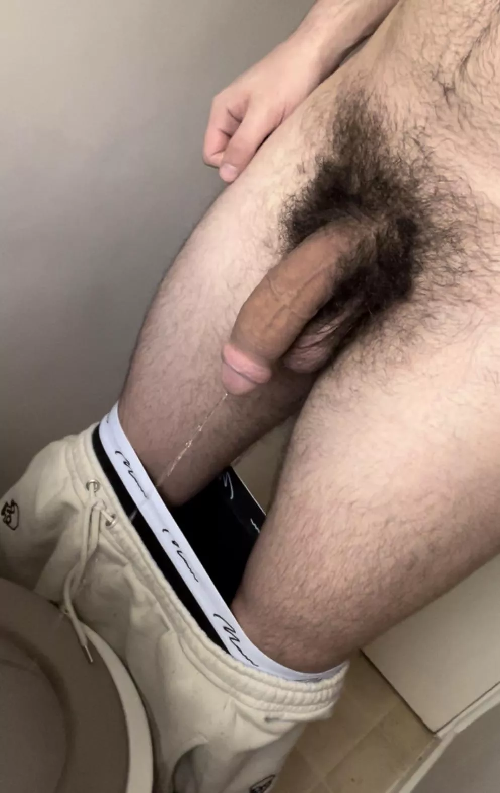 Watch my big hairy cock pissing👅💦Dms open😈