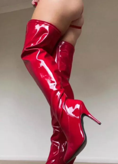 Which would you worship first? 🍑👠