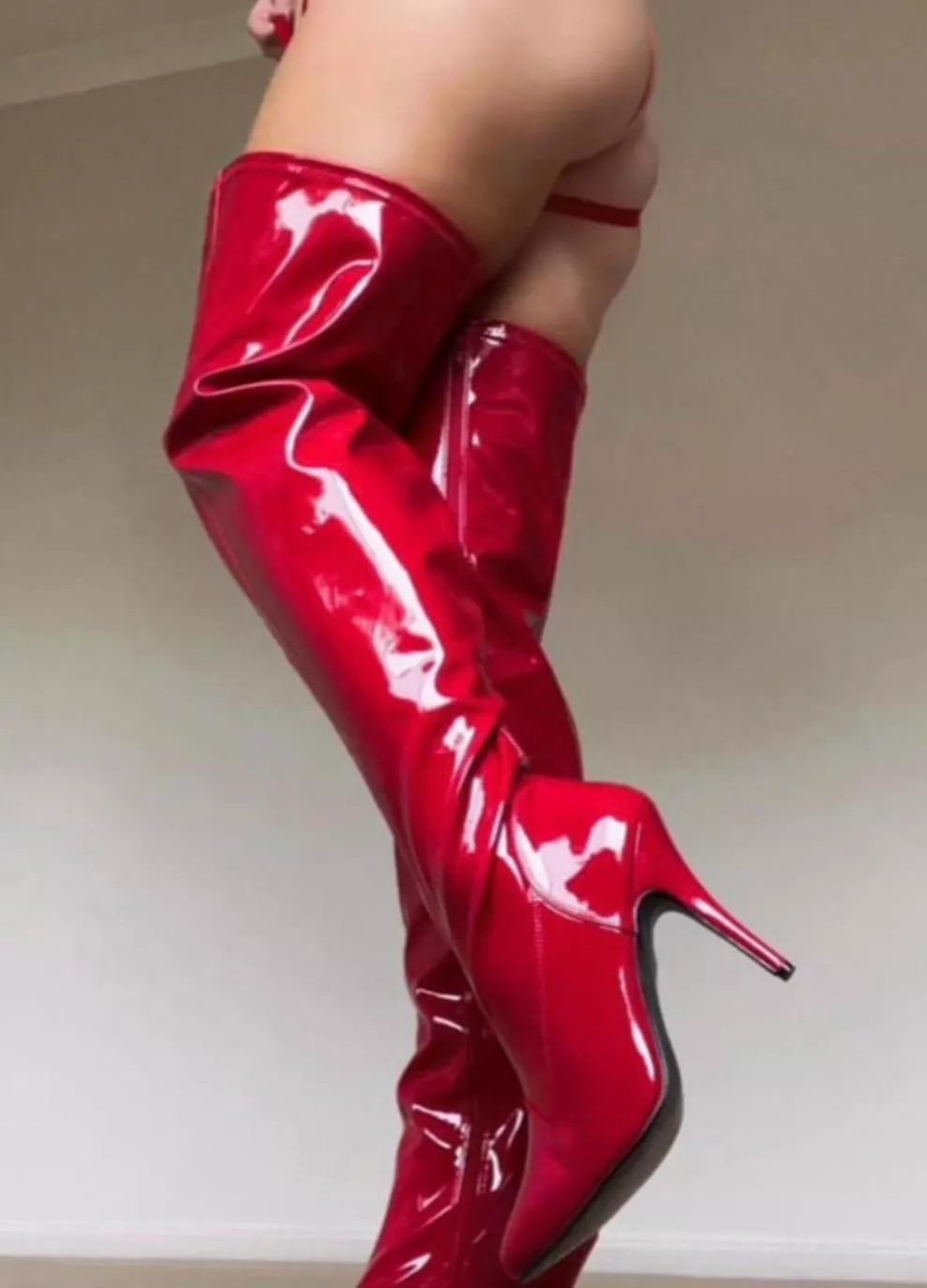 Which would you worship first? 🍑👠