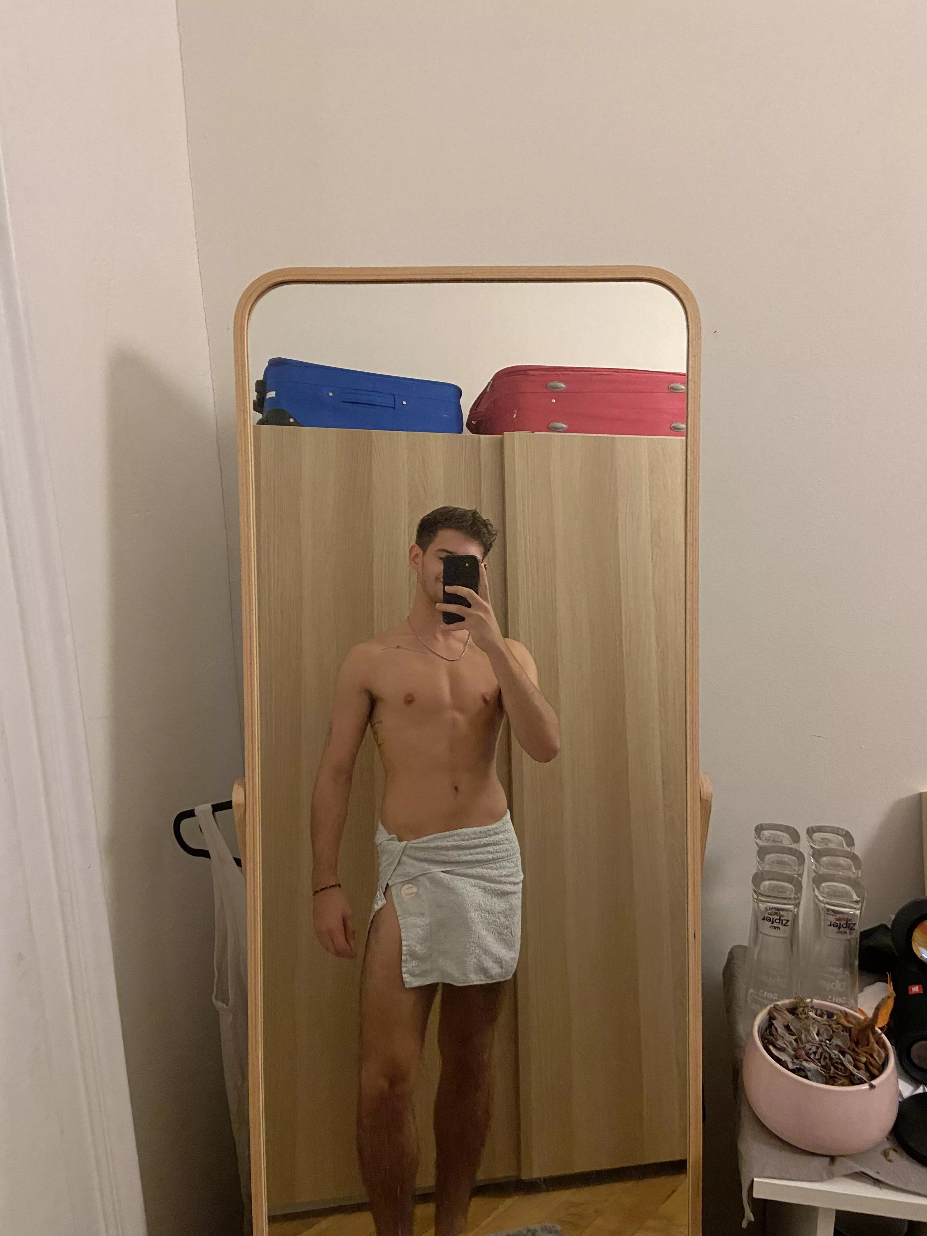 All my big towels are in the laundry guess this little has to be enough 🤷🏽‍♂️