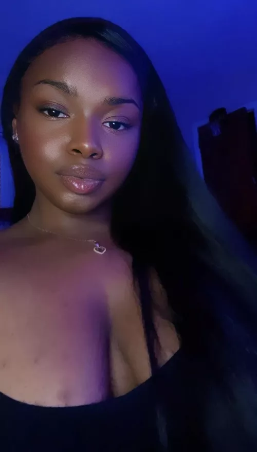 Big lips and even bigger tits 😋