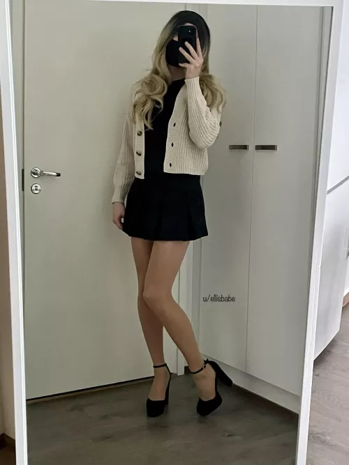 come say hi if you think I'm cute >.<