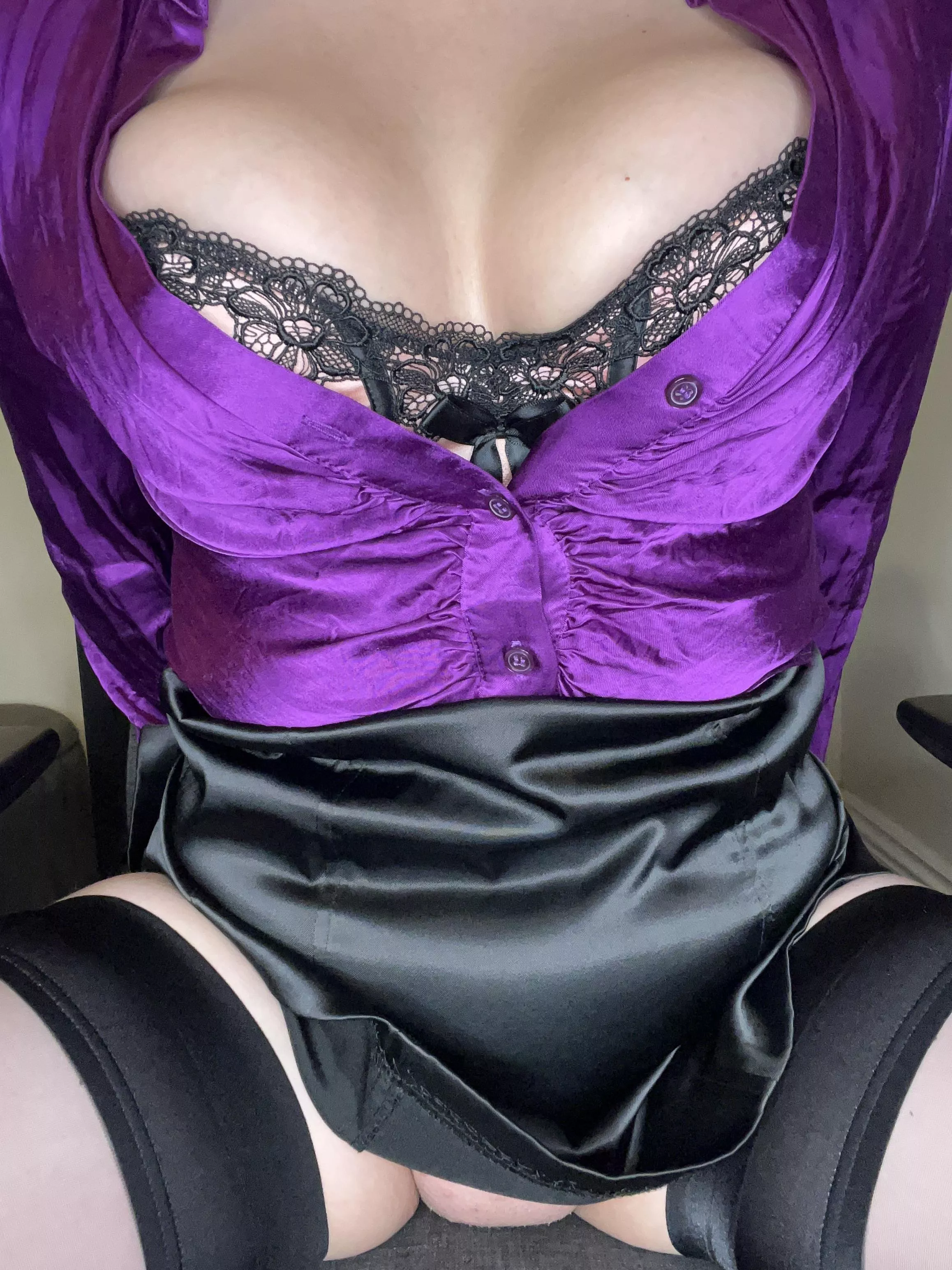 Oh... I forgot my panties and popped a button! 🤦🏼‍♀️🙈😋