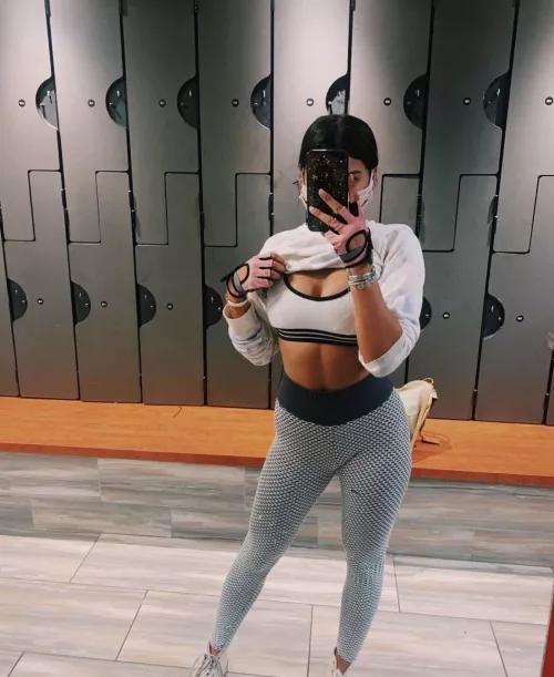 Pulling my shirt up for my daddy’s [F] 😈