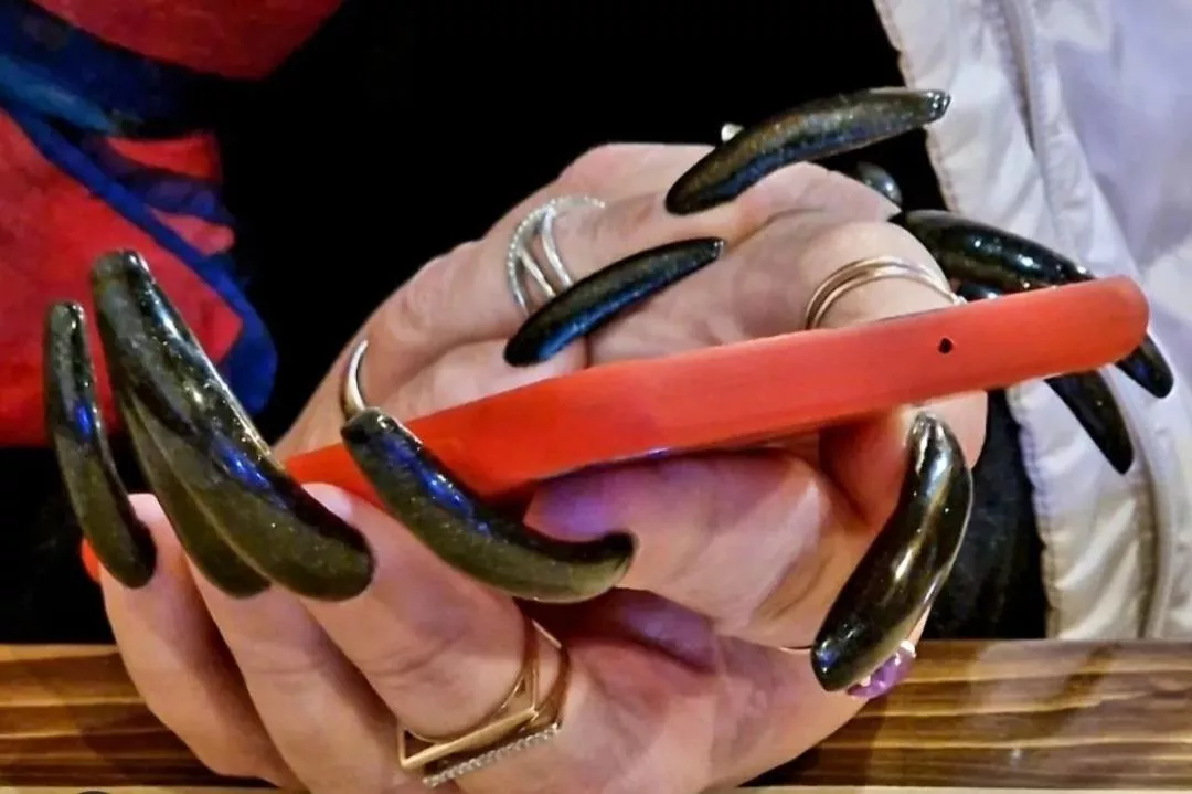 Searching for my Long Nails Domina..