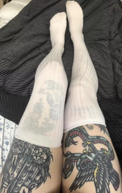 white thigh highs & tattoos are so cuuuute