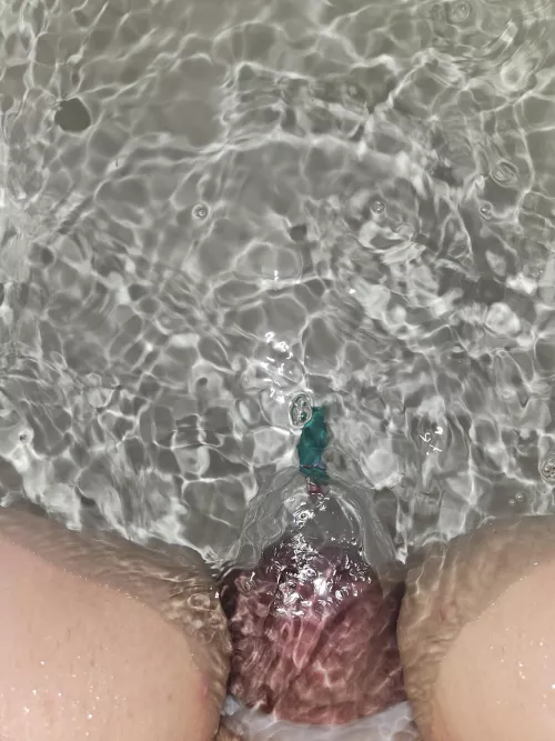Guess what time it is?! This water [f]eels so good..