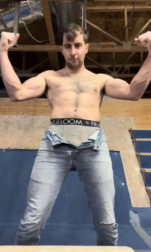 Gym vibes. I forgot to zip up 😏