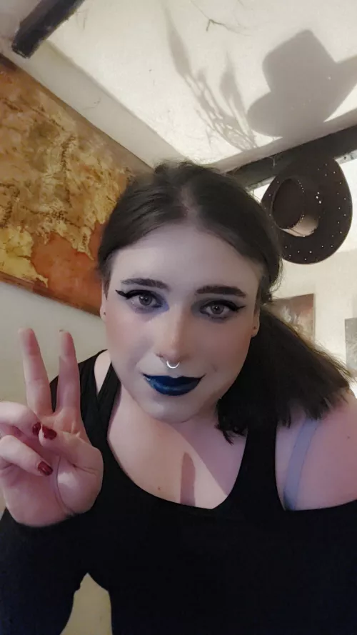 Haven't posted in a little while! People still like short goth femboys? :3 💙