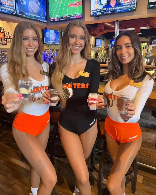 Hooters Girls 🧡🧡🧡