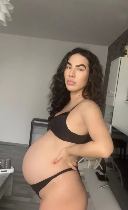 Is there some pregnant lover ?