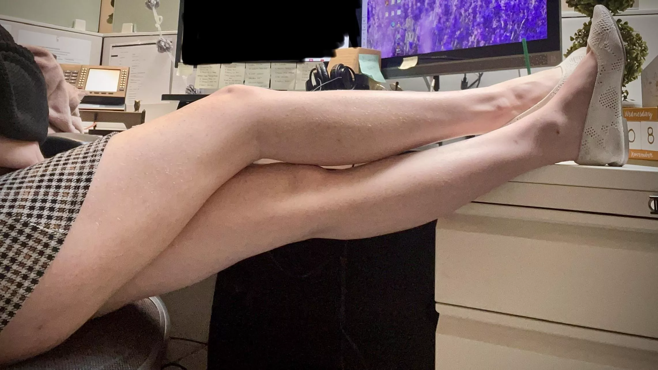 long legs and short skirts at the office 😋