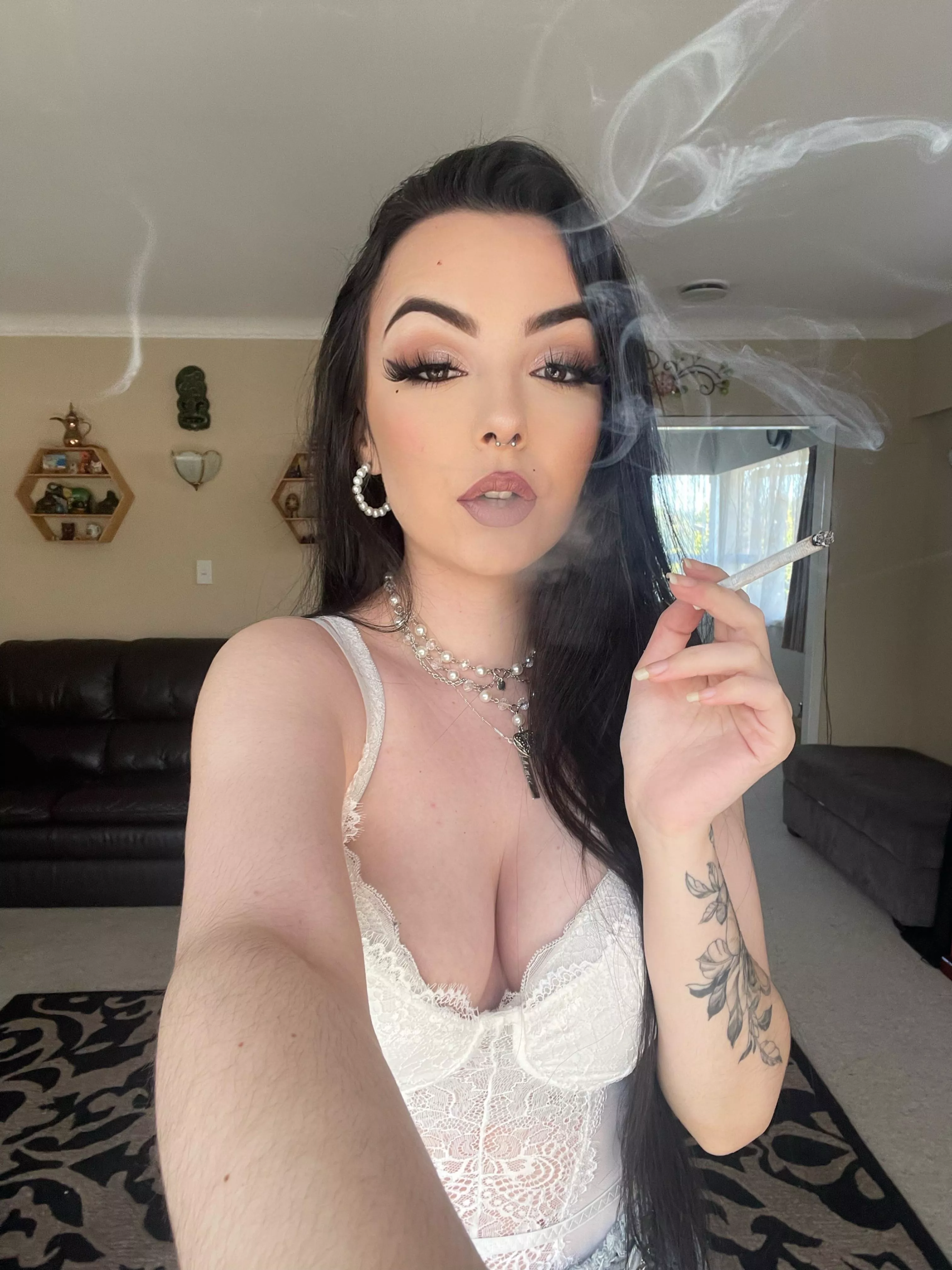 tell me how bad you wanna fuck me while i smoke this 🤤