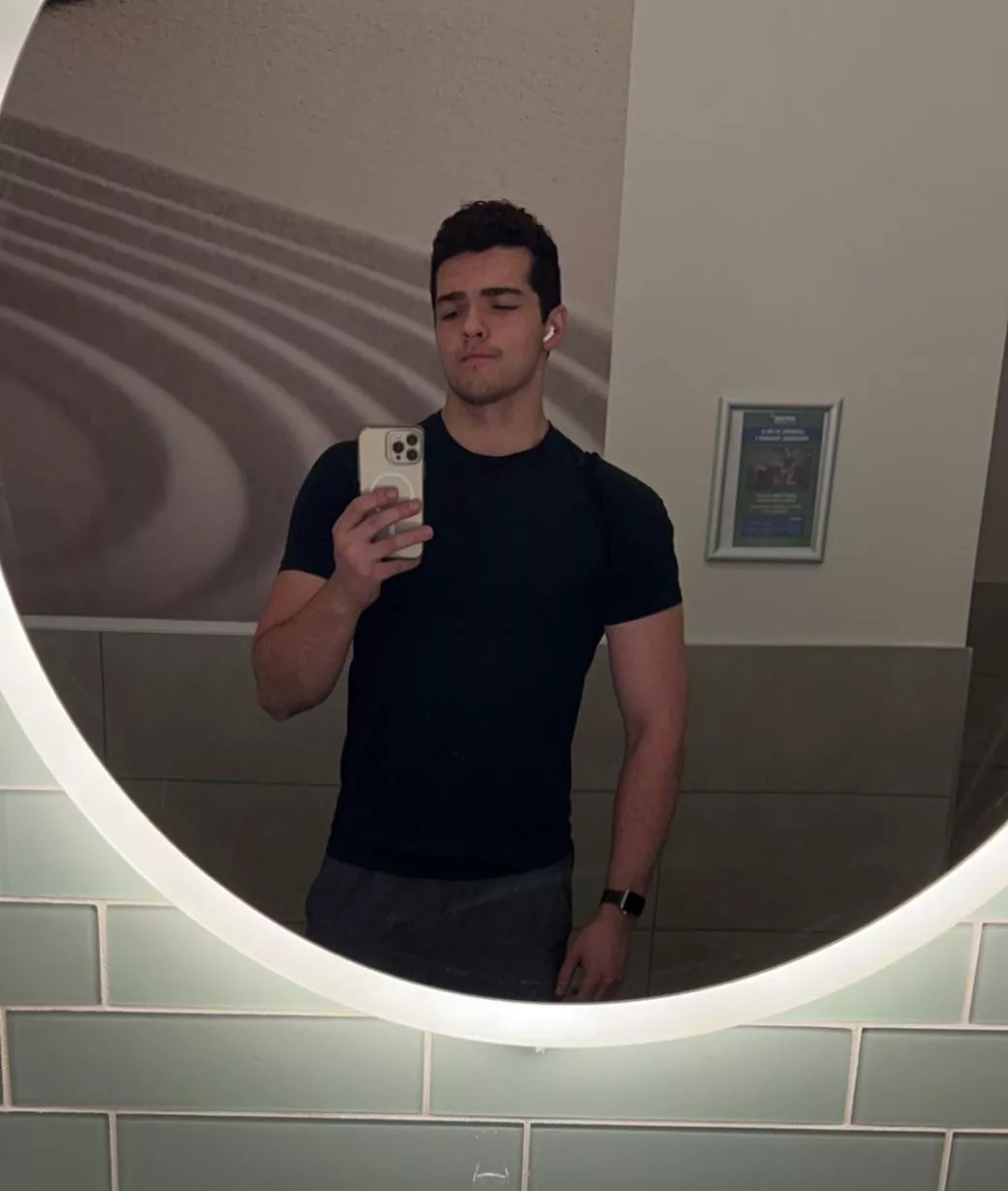 This lighting is making me really into myself I can’t lie 😂