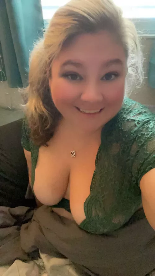 Wife shall play while hubby is away 😈