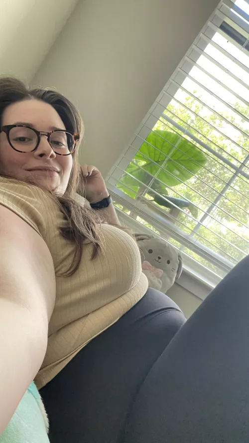 Cuddling on the couch with a thick girl >>>