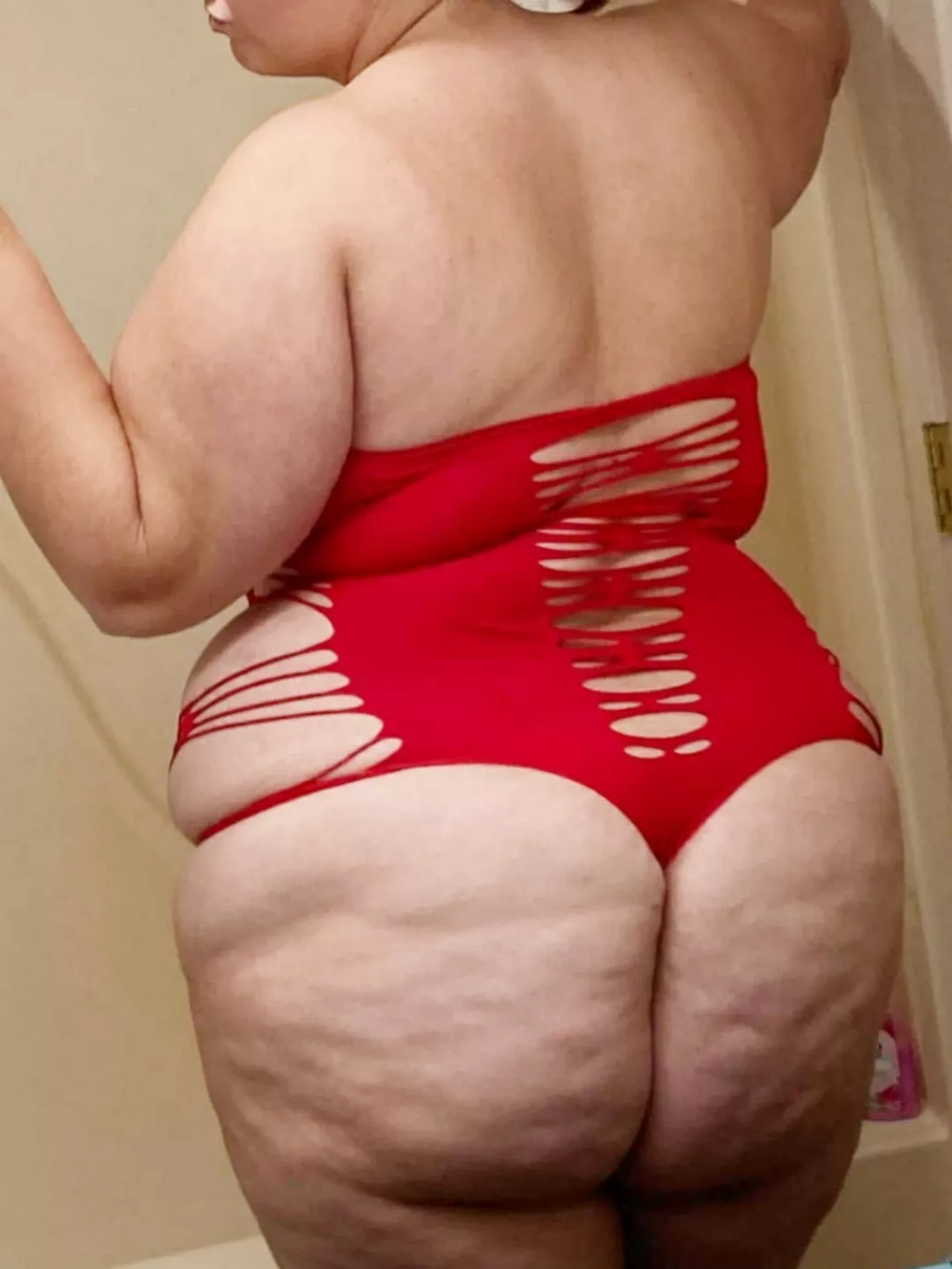 Everyone needs a big booty housewife!