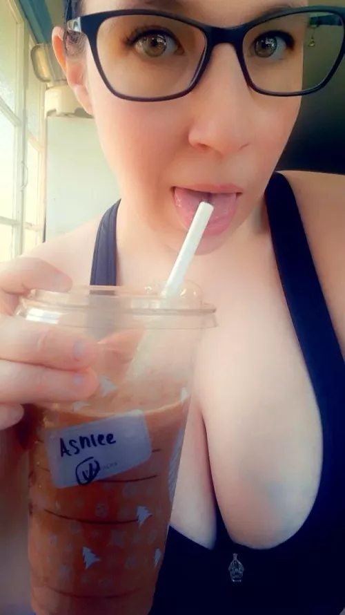 Good morning lovelies 😘 Just finished a workout. Now to enjoy a coffee before a day of content making 😉