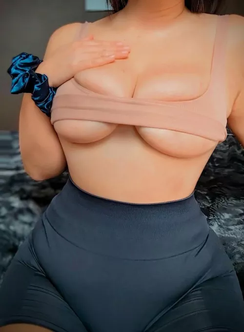 Is this too skimpy for a grocery run? Will you say hi if you see me? 🫶🏻