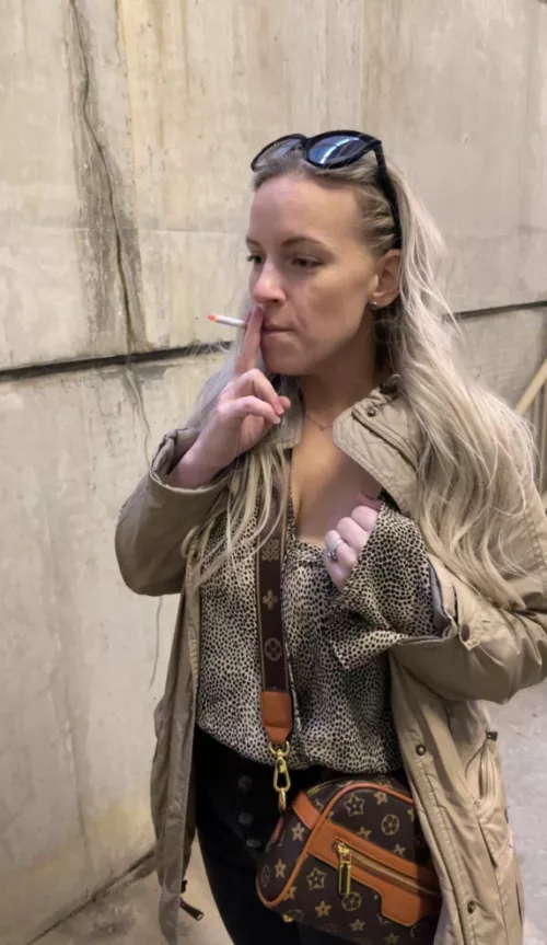 Quick smoke before work 🚬 😇