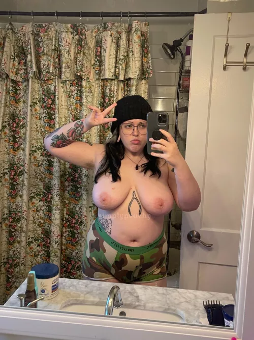 🥺 this is my first pic here ~~~ i hope my big titties r ok! 🥺🖤