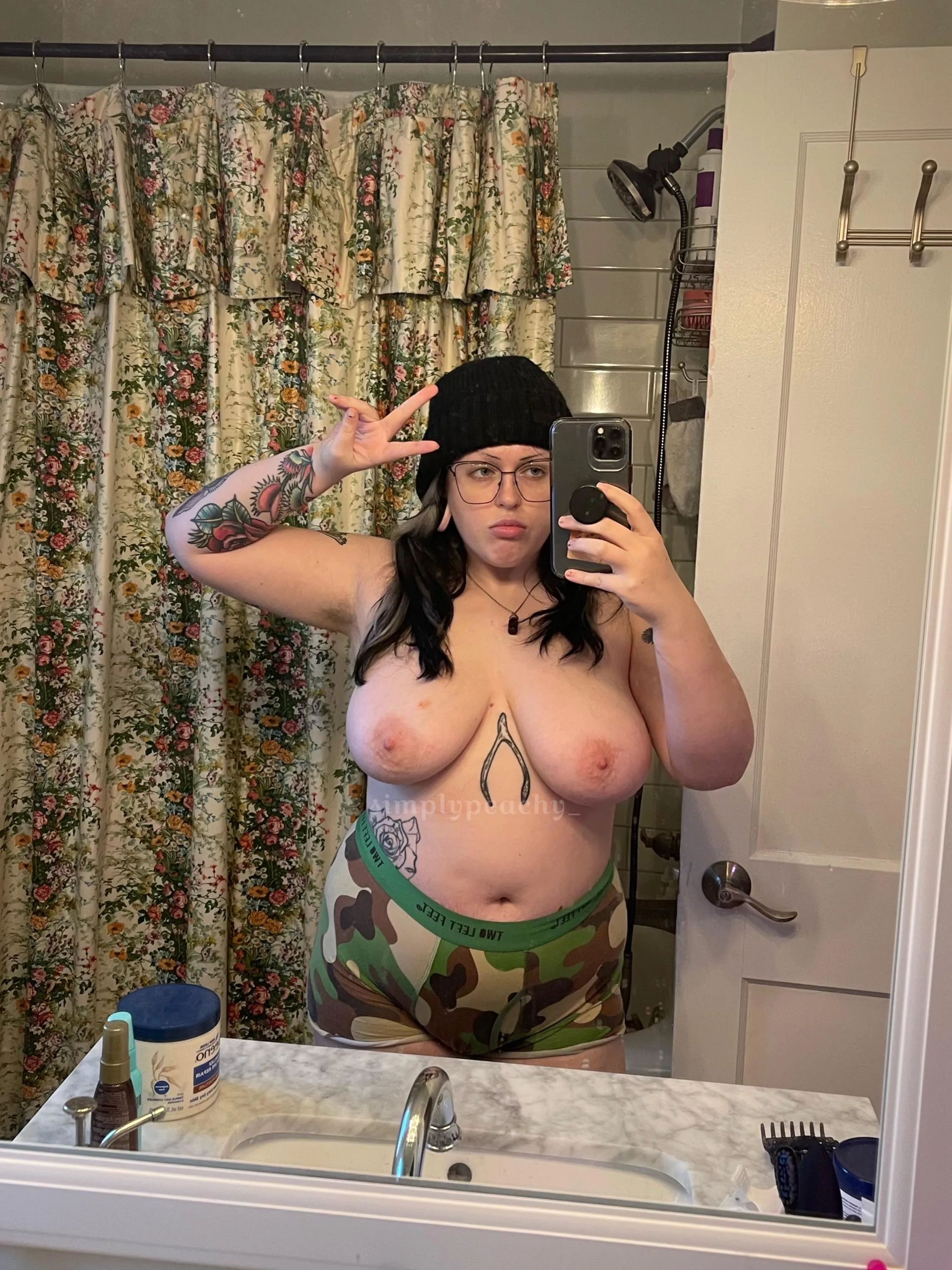 🥺 this is my first pic here ~~~ i hope my big titties r ok! 🥺🖤