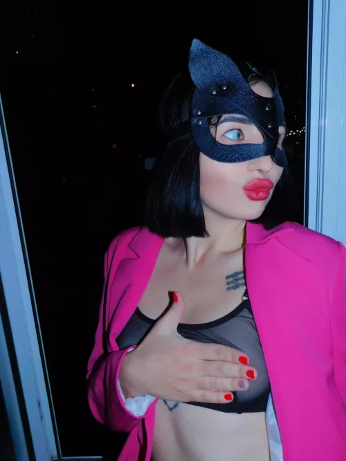 What could be more beautiful than a cat woman? 😻