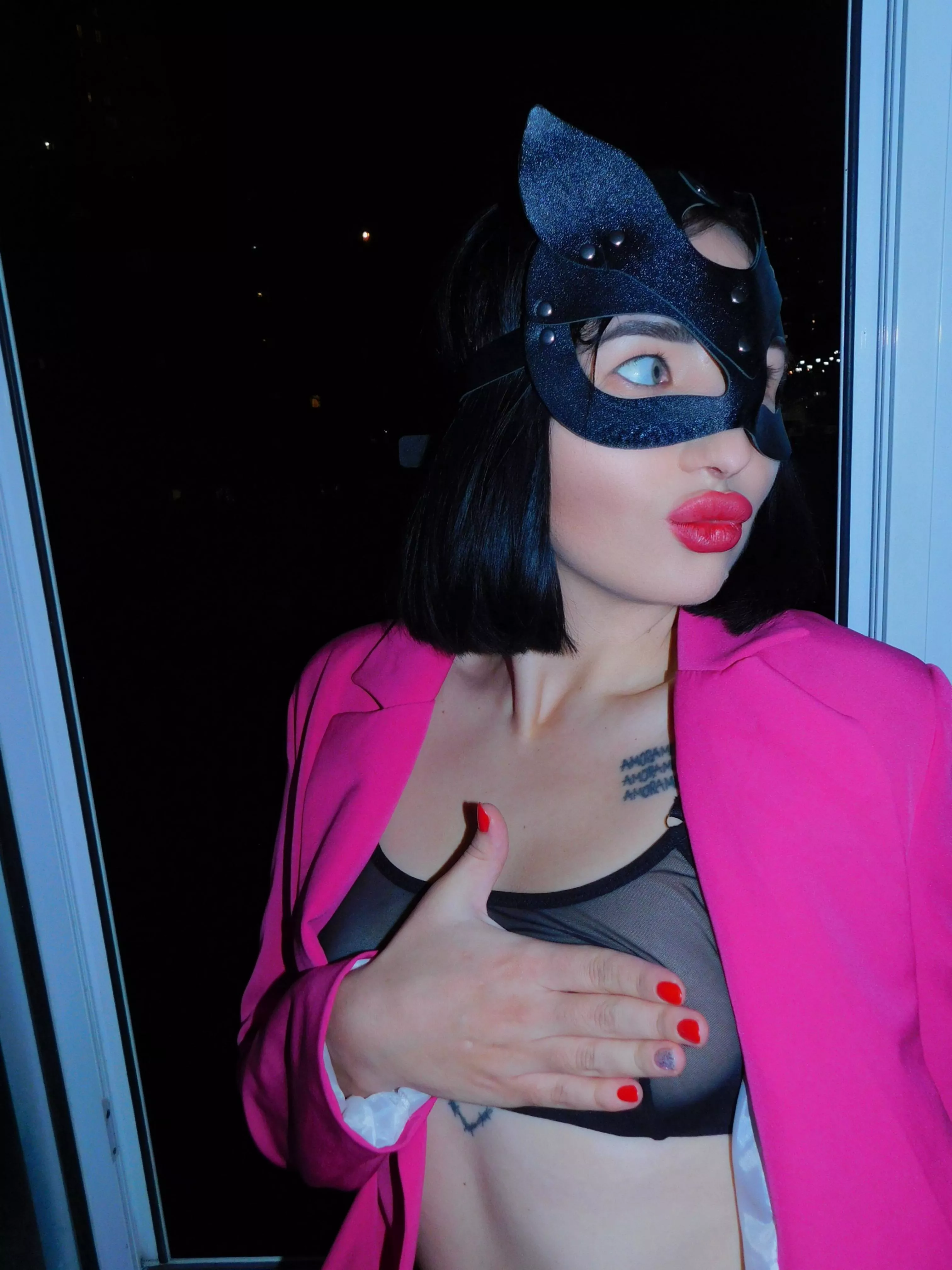 What could be more beautiful than a cat woman? 😻