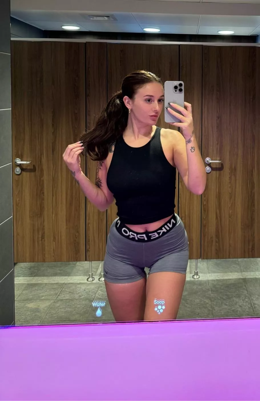 Ani rose (@realanirose)