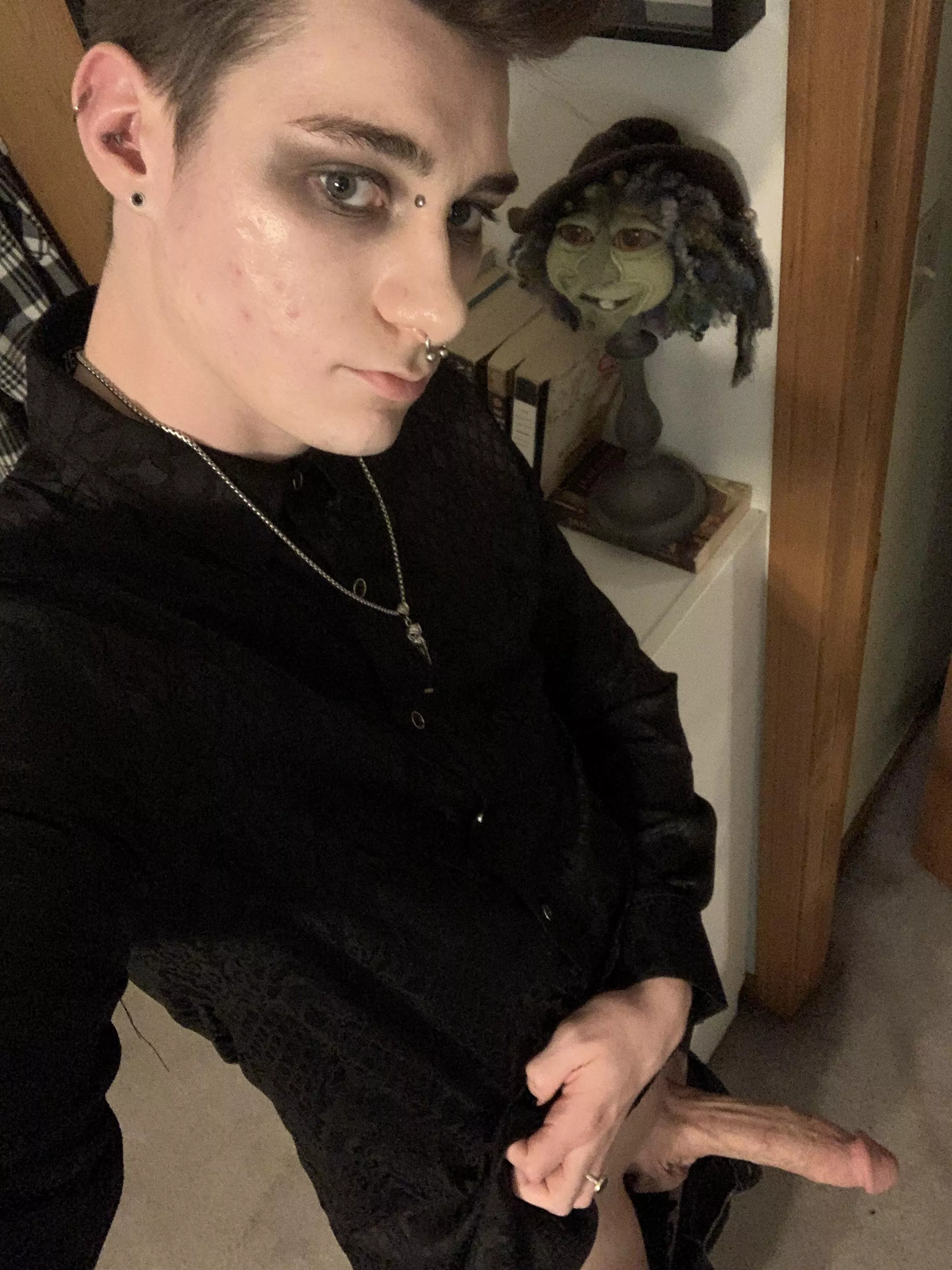 Anyone into actual goth guys?