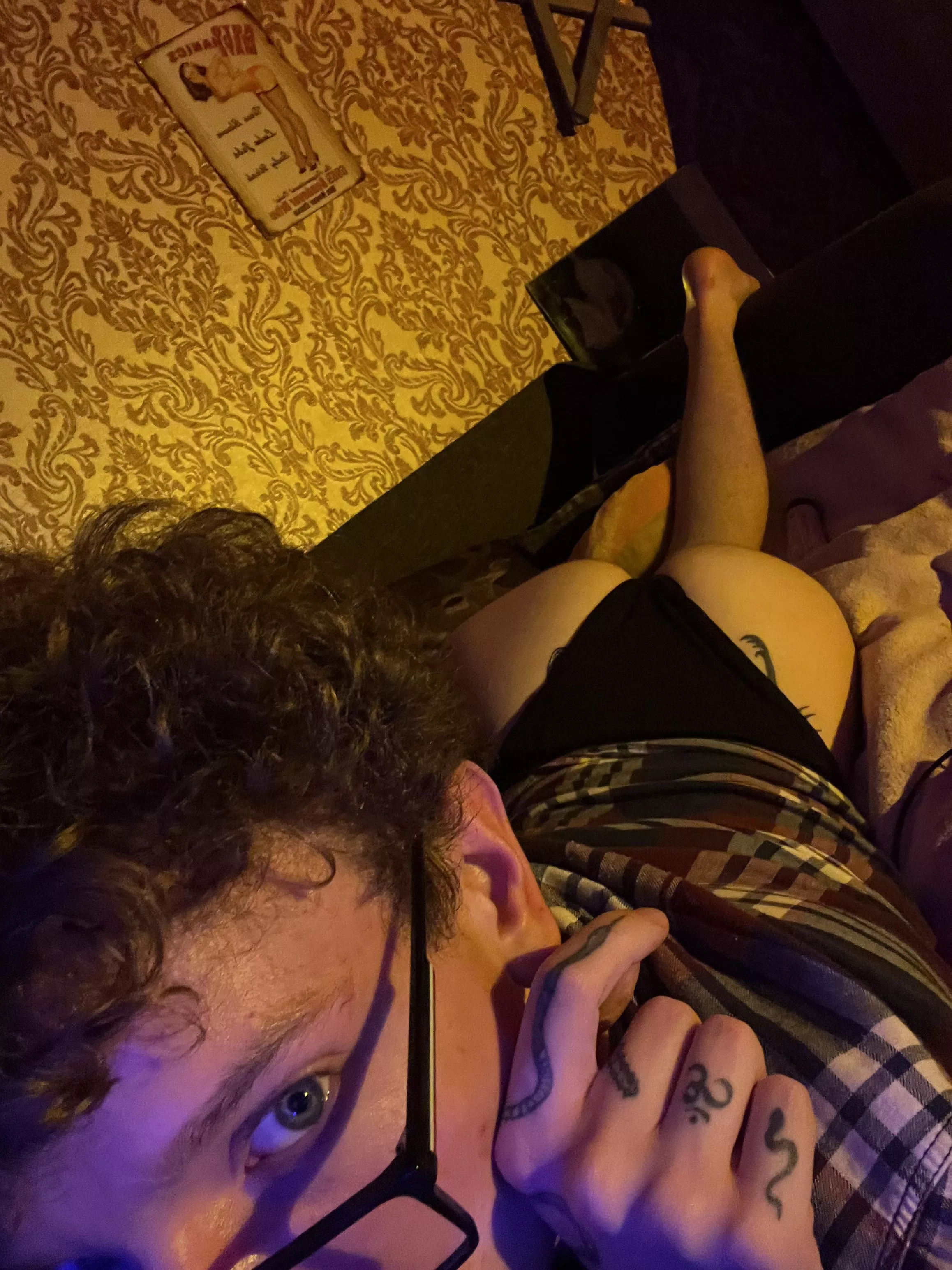 I love these thongs, they go especially well with this shirt.